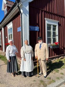 Kokkolan matkailuoppaat vanhanajan rooliasuissa.